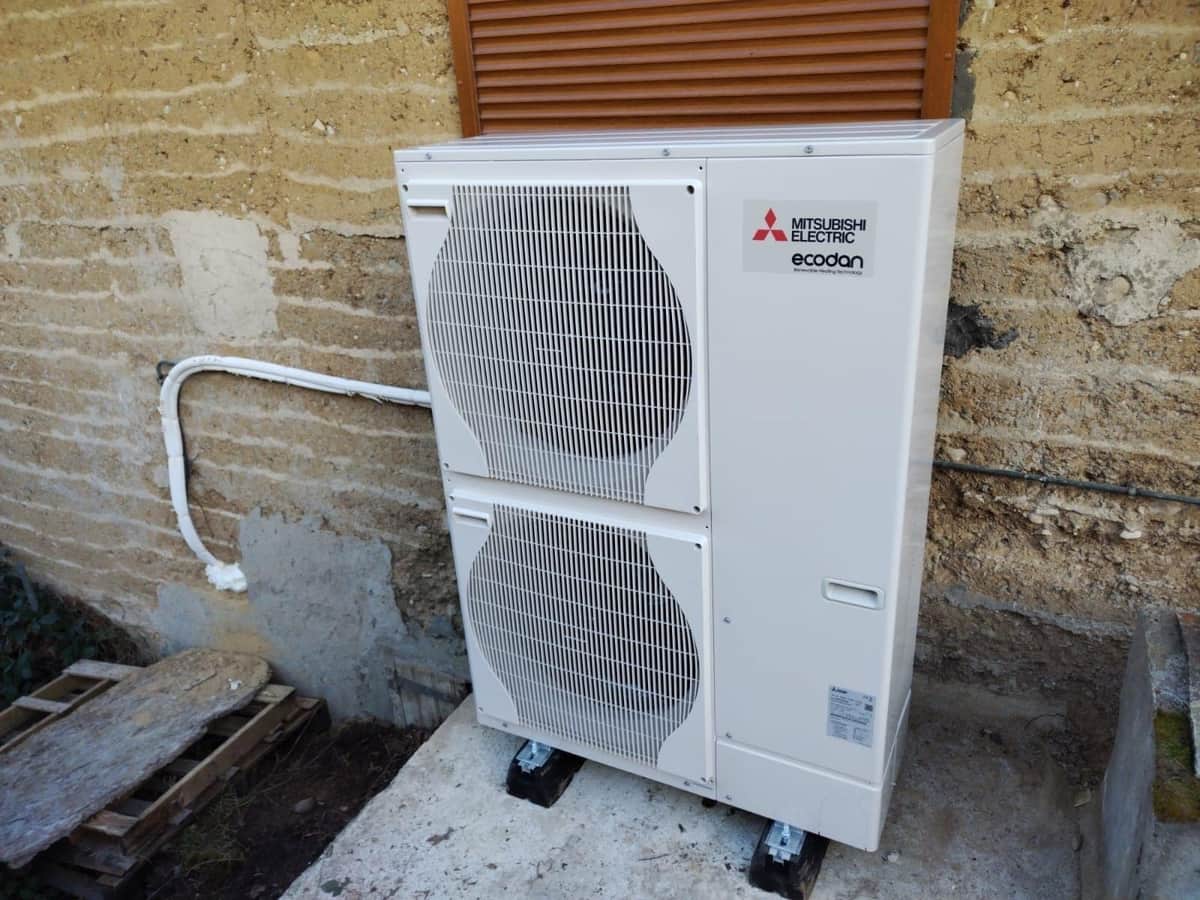 Pompe à chaleur air-eau Mitsubishi Ecodan, unité extérieure installée par FPC Habitat