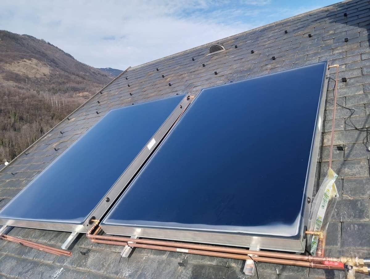 Capteurs solaires thermiques sur toiture en ardoise, par FPC Habitat