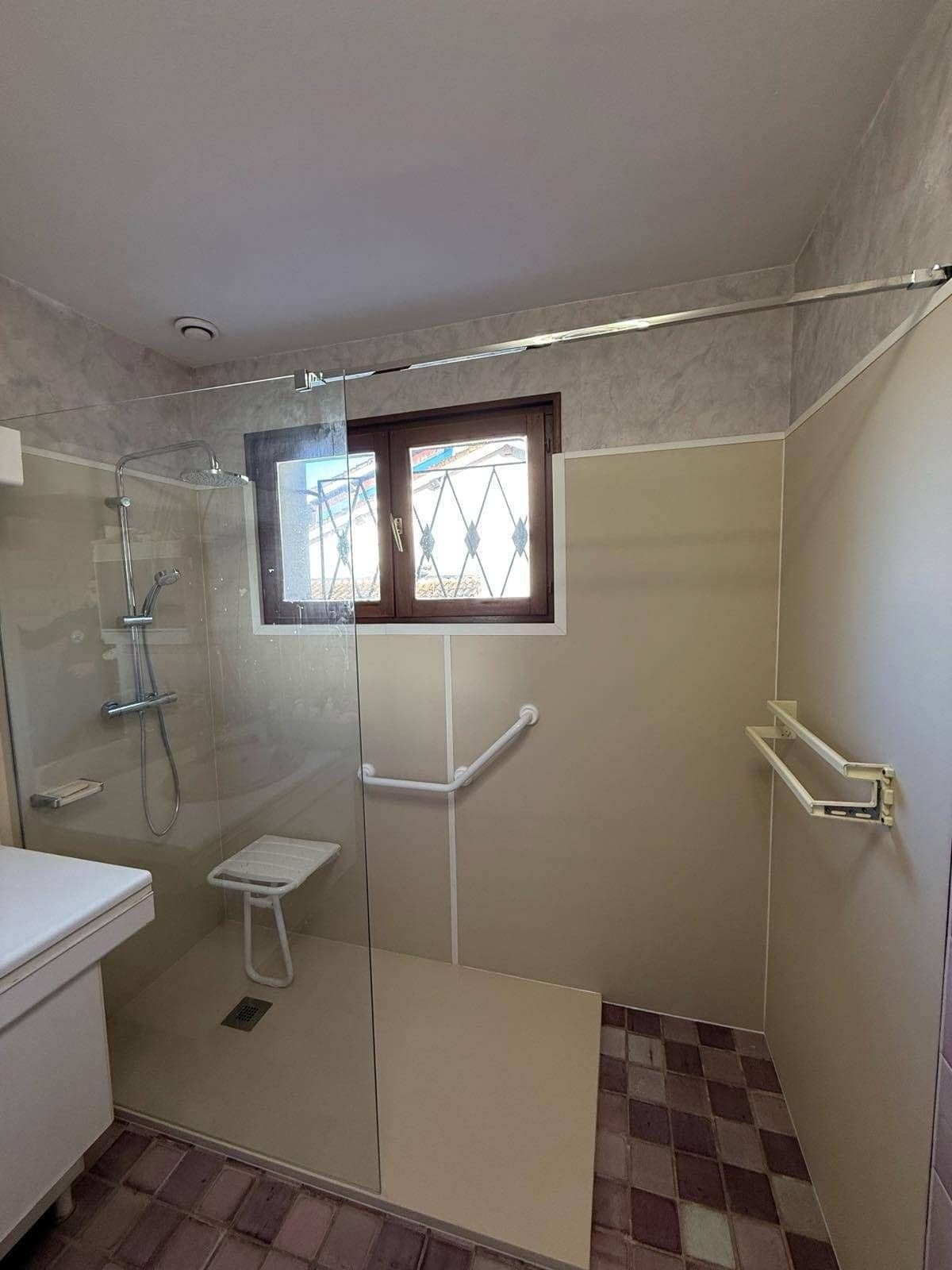 Douche à l'italienne adaptée PMR (barre d'appui, siège) réalisée par FPC Habitat
