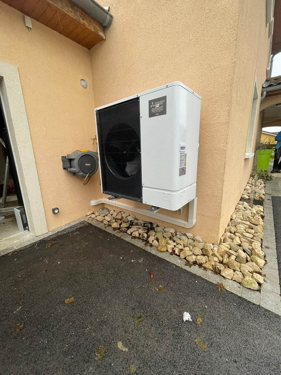 Pompe à chaleur air-eau, unité extérieure en angle de façade, par FPC Habitat