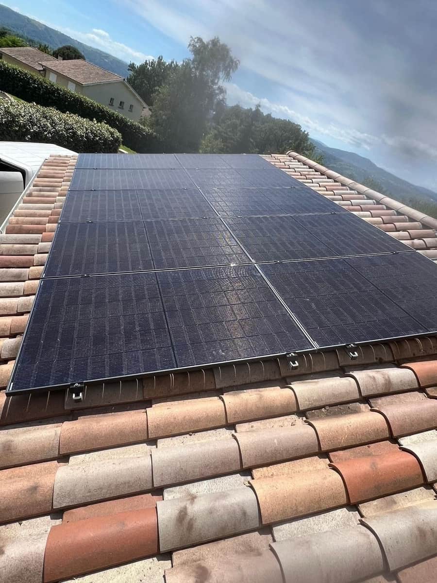 Panneaux photovoltaïques sur toiture de tuiles, par FPC Habitat