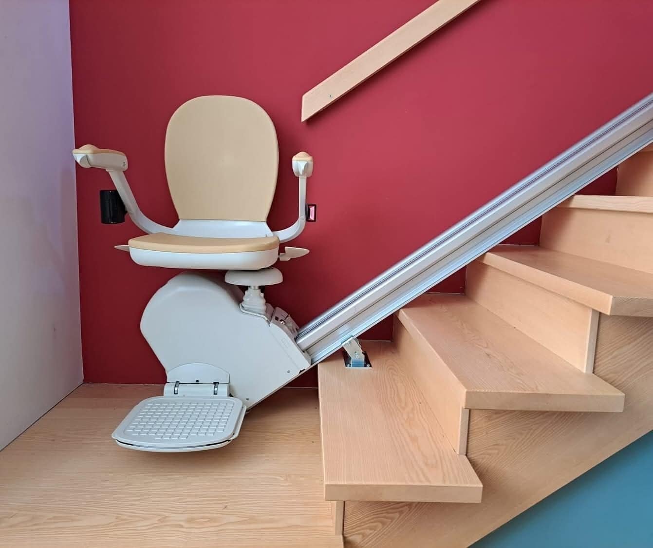 Monte-escalier installé sur un escalier bois par FPC Habitat