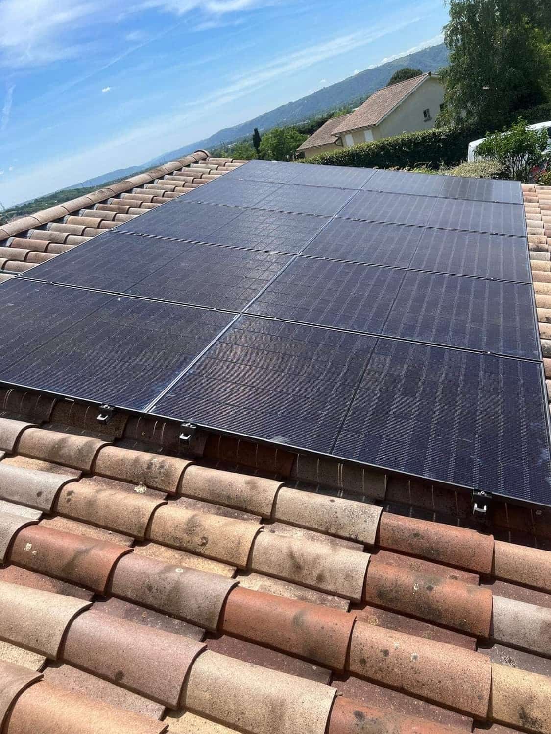 Panneaux photovoltaïques posés sur toiture par FPC Habitat en Rhône-Alpes